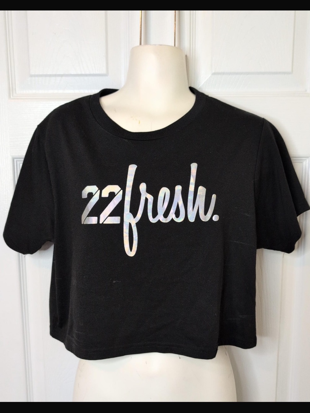 22 Fresh Black Graphic Crop Top – Size Large - Picture 2 of 4